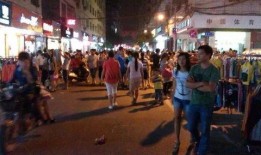 夜市街吃瓜,瓜香四溢，探寻美食与生活的味道