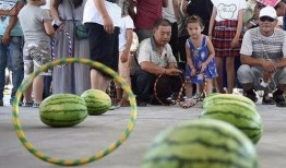 吃瓜群众开心的吃瓜图片,吃瓜群众共享欢乐时光