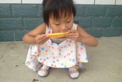 给小孩洗头小孩吃瓜,小瓜瓜的欢乐时光