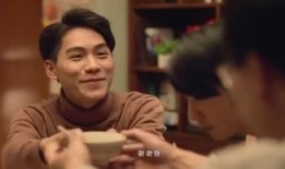 男子阳台吃瓜结局,男子意外收获幸福人生