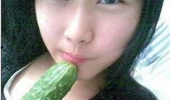 吃瓜美女吃枣