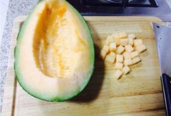 吃哈密瓜嘴角烂了,嘴角烂了需注意