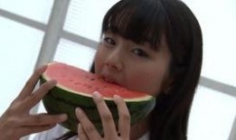 吃瓜女孩的英语,Unveiling the World of Gossips: A Journey with the Curious 'Eating Watermelon' Girls