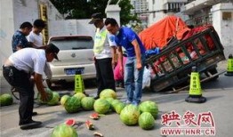 重庆热心市民吃瓜,街头巷尾热议不断