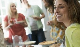 情景演绎亲戚吃瓜