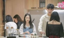 大师姐忙着吃瓜,美食与八卦齐飞