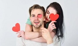 男孩买瓜女孩吃瓜情头,男孩买瓜女孩吃瓜的浪漫情头