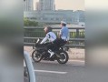 娱乐吃瓜酱交警小熊,交警小熊的娱乐吃瓜日常