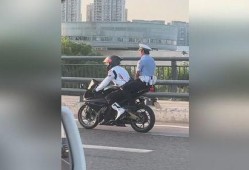 娱乐吃瓜酱交警小熊,交警小熊的娱乐吃瓜日常