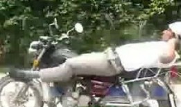 林先生摩托哥吃瓜,吃瓜群众的趣味生活