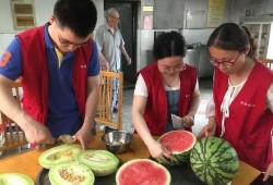 河边奶奶吃瓜,夏日时光的美好定格