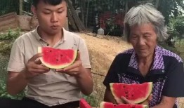 奶奶带孙子吃瓜,温馨时光定格美好瞬间
